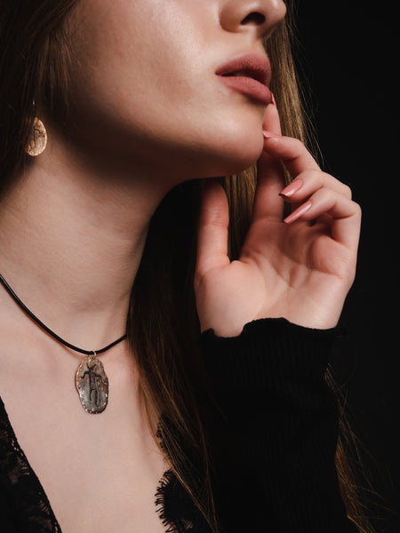 Hossa plate necklace