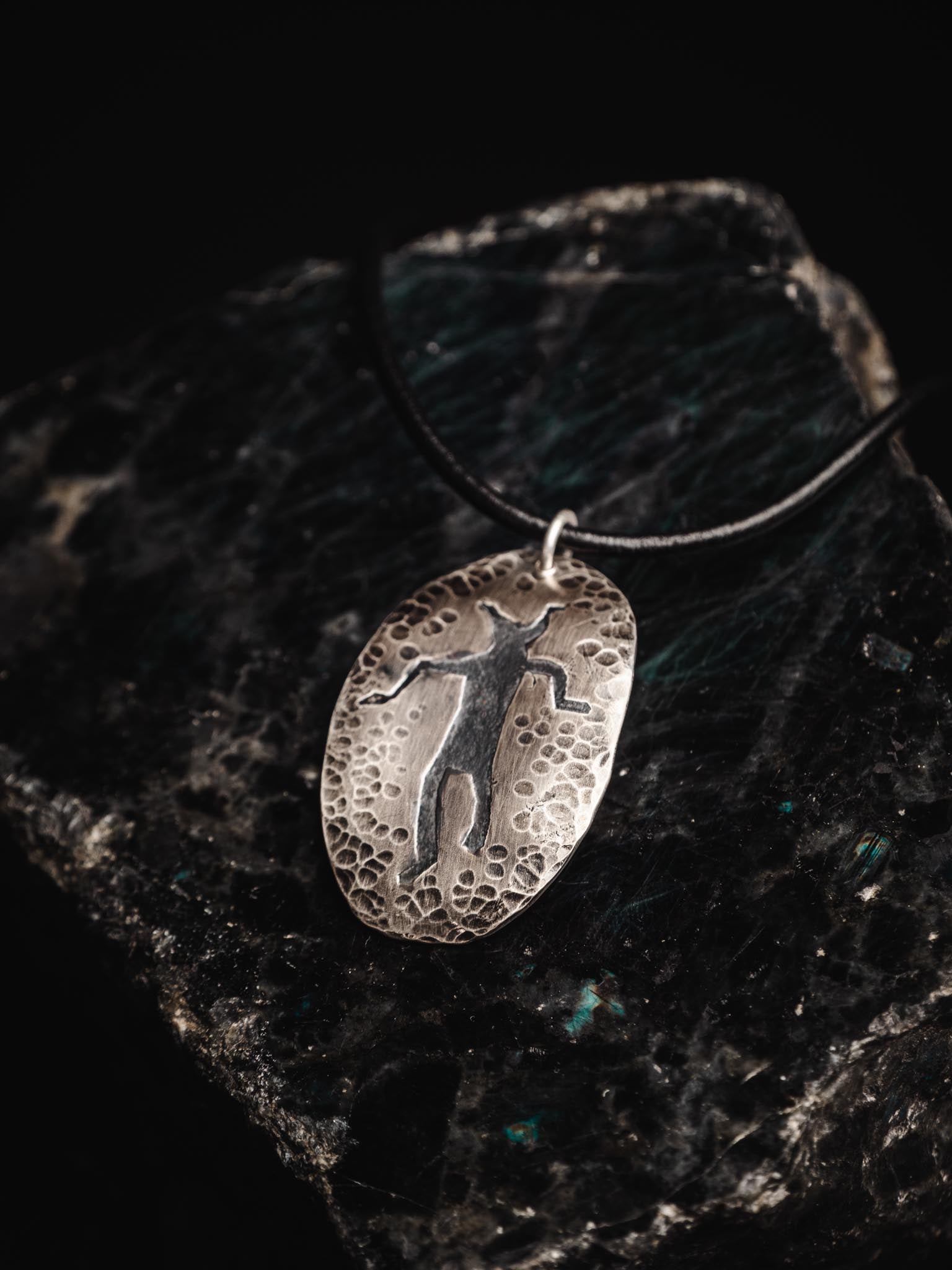 Hossa plate necklace