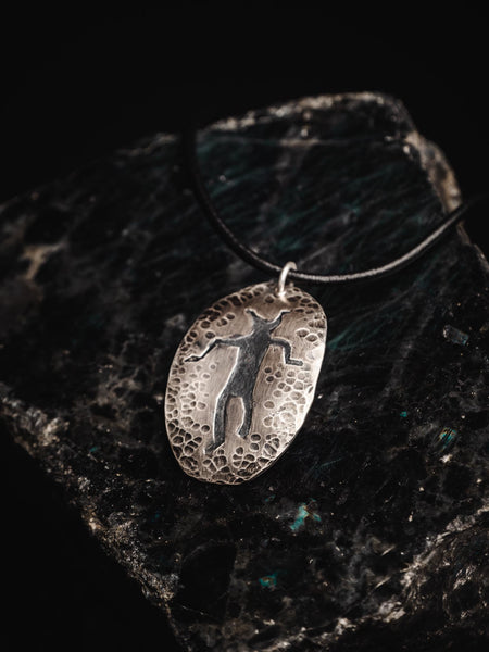 Hossa plate necklace